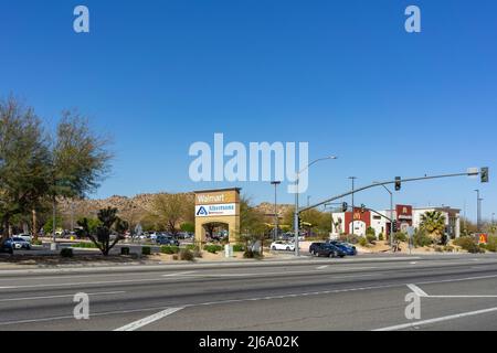 Apple Valley, CA, USA – 20. April 2022: Blick auf ein Einkaufszentrum in der Stadt Apple Valley, Kalifornien, mit einem Walmart, Albertsons und McDo Stockfoto