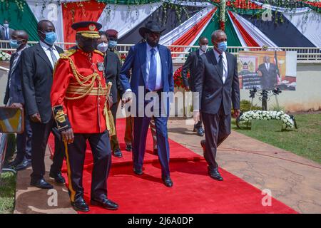 Der Präsident des Südsudan, Salva Kiir Mayardit, wird während seiner Staatsbestattungszeit im Nyayo-Stadion zum Leichnam des verstorbenen Präsidenten Mwai Kibaki gebracht. Der ehemalige Staatschef, der zehn Jahre lang regierte (2002. Dezember bis 2013. April), wird am 30. April 2022 in seinem Haus in Othaya, Kreis Nyeri, zur Ruhe kommen. Stockfoto