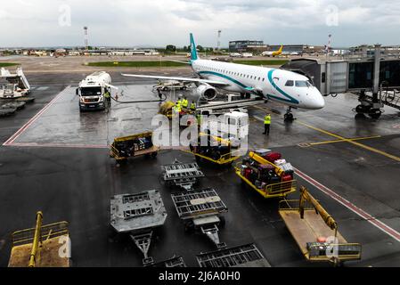 Belgrad, Serbien. 22. April 2022. Außen oder außerhalb des Flughafens Nikola Tesla in Belgrad. Flugzeug- und Frachtcontainer mit Gepäckkoffern Stockfoto