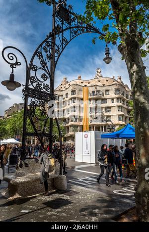 Barcelona, Spanien. 23. April 2022. Das modernistische Haus Casa Mila namens La Pedrera wurde am 19. April 2017 von Antoni Gaudi in Barcelona entworfen Stockfoto