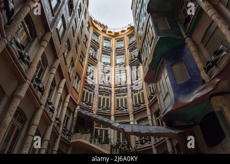 Barcelona, Spanien. 23. April 2022. Berühmtes Tourismusziel in Spanien, Casa Mila oder La Pedrera - Innenhof, ein Appartement, das von berühmten Arc entworfen wurde Stockfoto