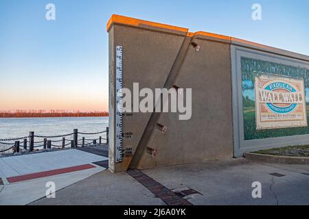 Paducah, Kentucky - Eine Überschwemmungsmauer schützt die Innenstadt von Paducah vor Überflutungen am Ohio River. Das U.S. Army Corps of Engeineers baute die Mauer nach einem 1937 Flo Stockfoto