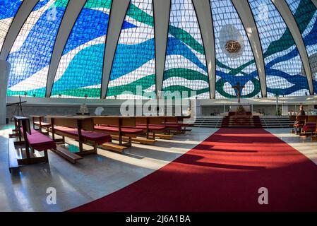 Blick vom Inneren der Kathedrale von Brasilia. Glasmalerei von: Marianne Peretti Architekt: Oscar Niemeyer Stockfoto