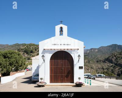 Weiße Kirche in einem andalusischen Dorf von Frigiliana. COFARDIA DE FRIGILIANA BEDEUTET BRUDERSCHAFT VON FRIGILIANA. Stockfoto