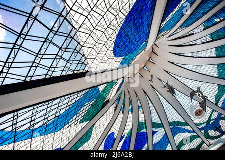 Metropolitan Cathedral of Brasilia, Blick von innen aus Buntglas von Marianne Peretti Architektin Oscar Niemeyer Stockfoto