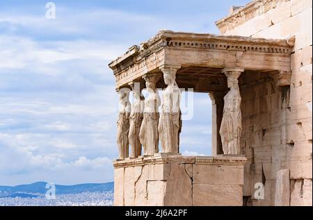 Detail der Caryatid-Veranda auf der Akropolis in Athen, Griechenland. Antiker Erechtheion- oder Erechteum-Tempel. Weltberühmtes Wahrzeichen auf dem Akropolis-Hügel. Stockfoto