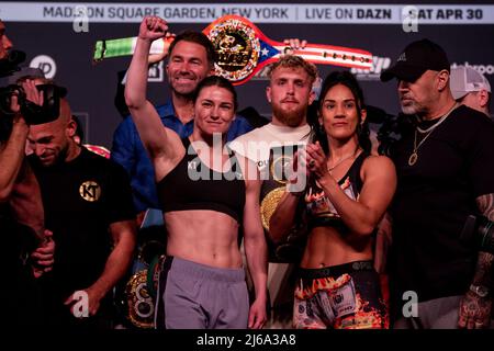 New York, USA. 29. April 2022. NEW YORK, NY - 29. APRIL: (L-R) Katie Taylor und Amanda Serrano stehen am 30. April 2022 im Madison Square Garden in New York, NY, USA, vor ihrem Titelbout. (Foto von Matt Davies/PxImages) Credit: Px Images/Alamy Live News Stockfoto