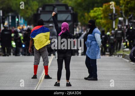 Demonstranten treffen auf die kolumbianische Bereitschaftspolizei „ESMAD“ während der Gedenkdemonstrationen am 28. April gegen die Regierung von Präsident Ivan Duque und Gewalt an der Universidad Nacional de Colombia nahmen Demonstranten den geschlossenen Campus der Universität in Anspruch, um zu kollidieren. Am 28. April 2022 in Medellin, Kolumbien. Foto: Miyer Juana/Long Visual Press Stockfoto