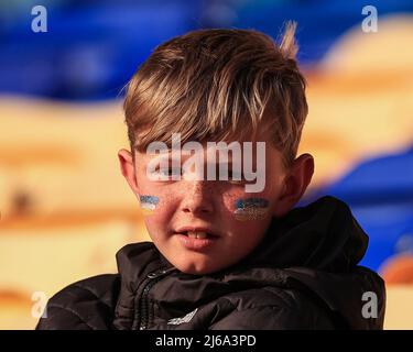 Warrington, Großbritannien. 29. April 2022. Ein junger Warrington-Fan sitzt am 4/29/2022 in der Abendsonne in Warrington, Großbritannien. (Foto von Mark Cosgrove/News Images/Sipa USA) Quelle: SIPA USA/Alamy Live News Stockfoto