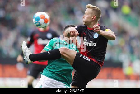 Deutschland. 29. Apr, 2022. firo : 29.. April 2022, Fuvuball, Fußball, 2. Bundesliga, Saison 2021/2022, Werder Bremen - Holstein Kiel duelliert Lewis Holtby Credit: dpa picture Alliance/Alamy Live News Stockfoto