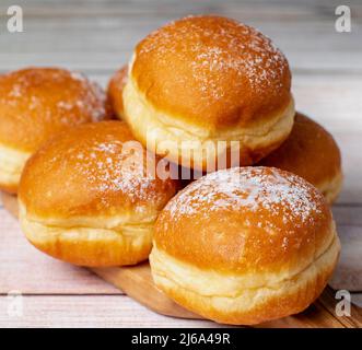 Traditionelle österreichische und deutsche Krapfen, berliner, Donuts. Faschingskrapfen. Stock Foto. Stockfoto