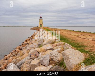 Bedeckter Blick auf den Leuchtturm des Lake Hefner in Oklahoma Stockfoto