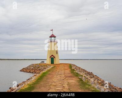 Bedeckter Blick auf den Leuchtturm des Lake Hefner in Oklahoma Stockfoto