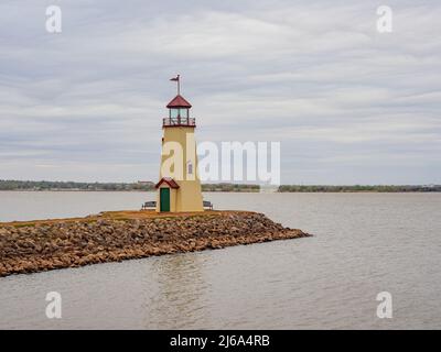 Bedeckter Blick auf den Leuchtturm des Lake Hefner in Oklahoma Stockfoto