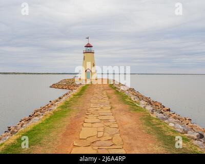 Bedeckter Blick auf den Leuchtturm des Lake Hefner in Oklahoma Stockfoto