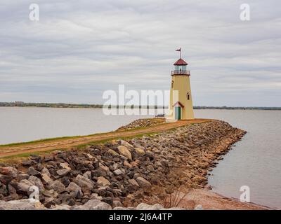 Bedeckter Blick auf den Leuchtturm des Lake Hefner in Oklahoma Stockfoto