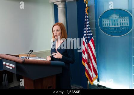 Washington DC, USA. 29. April 2022. Jen Psaki, die Pressesprecherin des Weißen Hauses, hält am 29. April 2022 eine Pressekonferenz im Weißen Haus in Washington, DC. Kredit: Chris Kleponis / CNP Gutschrift: Abaca Press/Alamy Live Nachrichten Stockfoto