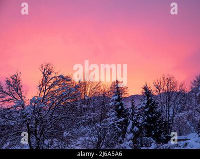 Natürlicher Sonnenaufgang über einer Stadt. Strahlender Dramatischer Himmel Und Wald. Landschaft Unter Dem Malerischen Bunten Himmel. Stockfoto. Stockfoto