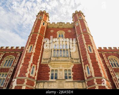 Sonnige Außenansicht der Evans Hall der University of Oklahoma in Norman Stockfoto