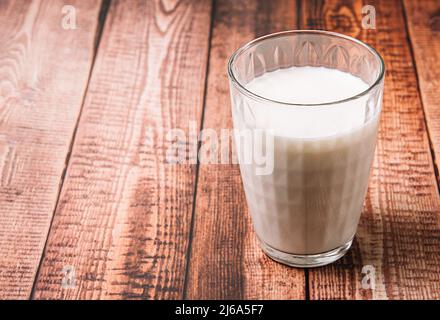 Frische Milch auf einem hölzernen Hintergrund, Frühstück, Stockfoto Stockfoto