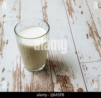 Ein Glas Milch auf dem alten Holztisch, Milchprodukte, Stockfoto. Stockfoto