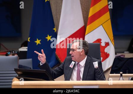 Marseille, Frankreich. 29. April 2022. Renaud Muselliere, Präsident der südlichen Region, reagiert während der Debatten in der Plenarversammlung. Das Parlament der südlichen Region (ehemals PACA - Provence, Alpes, Cote d'Azur) führte Versammlungsdebatten über die Ergebnisse der Präsidentschaftswahlen durch, bei denen Marine Le Pen (Rassemblement National) mit 54 % der Stimmen in dieser Region an erster Stelle kam. Der Rassemblement National hofft, bei den nächsten Wahlen eine große Mehrheit zu wählen, aufgrund der Dynamik, die durch die Anzahl der Kandidaten bei den Präsidentschaftswahlen entsteht.Renaud Muselierin (Präsident der Region), ehemaliger Präsident Stockfoto