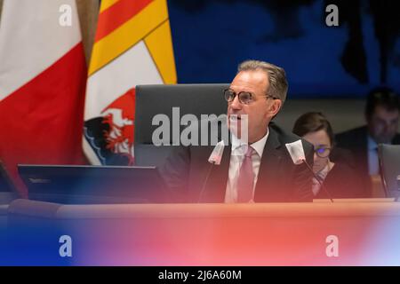 Renaud Muselliere, Präsident der südlichen Region, reagiert während der Debatten in der Plenarversammlung. Das Parlament der südlichen Region (ehemals PACA - Provence, Alpes, Cote d'Azur) führte Versammlungsdebatten über die Ergebnisse der Präsidentschaftswahlen durch, bei denen Marine Le Pen (Rassemblement National) mit 54 % der Stimmen in dieser Region an erster Stelle kam. Der Rassemblement National hofft, bei den nächsten Wahlen eine große Mehrheit zu wählen, was der Dynamik entspricht, die durch die Anzahl der Kandidaten bei den Präsidentschaftswahlen entsteht.Renaud Muselio (Präsident der Region), ehemals republikanische Partei, unterstützt Stockfoto