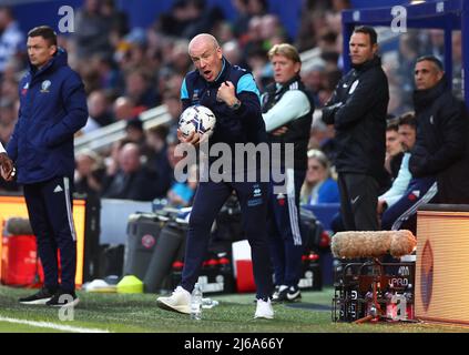 London, Großbritannien. 29.. April 2022. Mark Warburton Manager von QPR fordert seine Spieler während des Sky Bet Championship-Spiels im Kiyan Prince Foundation Stadium, London, auf. Bildnachweis sollte lauten: David Klein / Sportimage Kredit: Sportimage/Alamy Live News Stockfoto