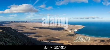Panorama der Wüste El Jable und des Dorfes Famara, Spanien Stockfoto
