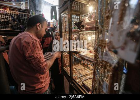 Gaza, Palästina. 29. April 2022. 29. April 2022, Palästinensische Gebiete, Jabalya: Palästinenser kaufen auf einem lokalen Markt ein, bevor die Eid al-Fitr-Feierlichkeiten zum Ende des heiligen muslimischen Fastenmonats Ramadan stattfinden. Foto: Mohammed Talatene/dpa Kredit: dpa picture Alliance/Alamy Live News Stockfoto