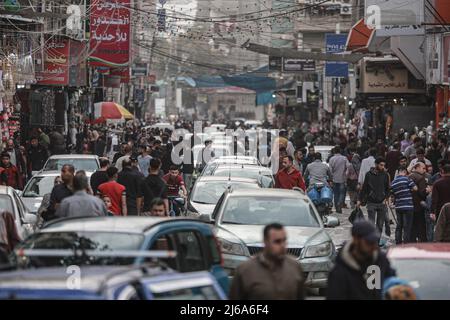 Gaza, Palästina. 29. April 2022. 29. April 2022, Palästinensische Gebiete, Jabalya: Palästinenser kaufen auf einem lokalen Markt ein, bevor die Eid al-Fitr-Feierlichkeiten zum Ende des heiligen muslimischen Fastenmonats Ramadan stattfinden. Foto: Mohammed Talatene/dpa Kredit: dpa picture Alliance/Alamy Live News Stockfoto