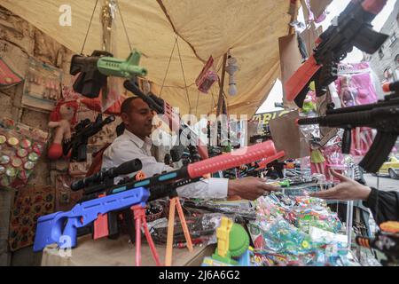 Gaza, Palästina. 29. April 2022. 29. April 2022, Palästinensische Gebiete, Jabalya: Palästinenser kaufen auf einem lokalen Markt ein, bevor die Eid al-Fitr-Feierlichkeiten zum Ende des heiligen muslimischen Fastenmonats Ramadan stattfinden. Foto: Mohammed Talatene/dpa Kredit: dpa picture Alliance/Alamy Live News Stockfoto