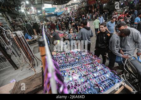 Gaza, Palästina. 29. April 2022. 29. April 2022, Palästinensische Gebiete, Jabalya: Palästinenser kaufen auf einem lokalen Markt ein, bevor die Eid al-Fitr-Feierlichkeiten zum Ende des heiligen muslimischen Fastenmonats Ramadan stattfinden. Foto: Mohammed Talatene/dpa Kredit: dpa picture Alliance/Alamy Live News Stockfoto