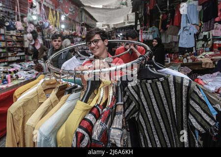 Gaza, Palästina. 29. April 2022. 29. April 2022, Palästinensische Gebiete, Jabalya: Palästinenser kaufen auf einem lokalen Markt ein, bevor die Eid al-Fitr-Feierlichkeiten zum Ende des heiligen muslimischen Fastenmonats Ramadan stattfinden. Foto: Mohammed Talatene/dpa Kredit: dpa picture Alliance/Alamy Live News Stockfoto