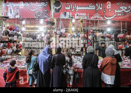 Gaza, Palästina. 29. April 2022. 29. April 2022, Palästinensische Gebiete, Jabalya: Palästinenser kaufen auf einem lokalen Markt ein, bevor die Eid al-Fitr-Feierlichkeiten zum Ende des heiligen muslimischen Fastenmonats Ramadan stattfinden. Foto: Mohammed Talatene/dpa Kredit: dpa picture Alliance/Alamy Live News Stockfoto