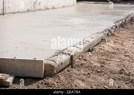 Sackbereich aus Beton. Neuer Betonpflaster für ein Mehrfamilienhaus Stockfoto