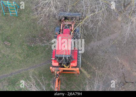 Bagger Traktor gräbt ein Loch, Draufsicht. Der Traktor gräbt ein Loch in das Kanalsystem. Stockfoto