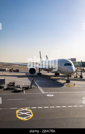 Abu Dhabi, VAE - April 2022: Flugzeuge von Etihad Airways auf der Start- und Landebahn des Abu Dhabi International Airport. Stockfoto