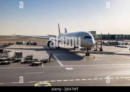 Abu Dhabi, VAE - April 2022: Flugzeuge von Etihad Airways auf der Start- und Landebahn des Abu Dhabi International Airport. Stockfoto