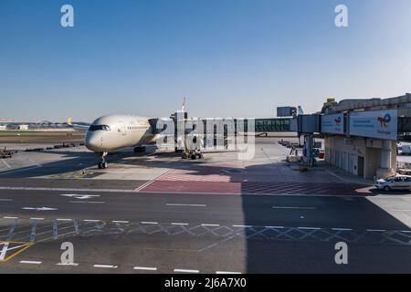 Abu Dhabi, VAE - April 2022: Flugzeuge von Etihad Airways auf der Start- und Landebahn des Abu Dhabi International Airport. Stockfoto