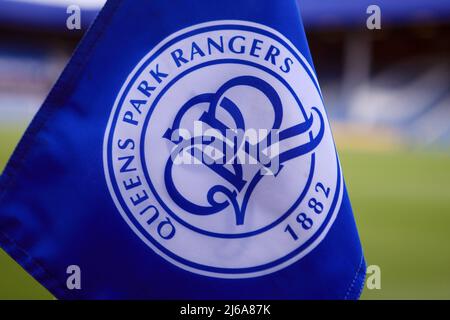 London, Großbritannien. 29. April 2022. Die Eckflagge des Queens Park Rangers-Fußballclubs ist abgebildet. Spiel der EFL Skybet Championship, Queens Park Rangers gegen Sheffield Utd im Kiyan Prince Foundation Stadium, Loftus Road in London am Freitag, 29.. April 2022. Dieses Bild darf nur für redaktionelle Zwecke verwendet werden. Nur zur redaktionellen Verwendung, Lizenz für kommerzielle Nutzung erforderlich. Keine Verwendung bei Wetten, Spielen oder Veröffentlichungen in einem Club/einer Liga/einem Spieler. PIC von Steffan Bowen/Andrew Orchard Sports Photography/Alamy Live News Credit: Andrew Orchard Sports Photography/Alamy Live News Stockfoto