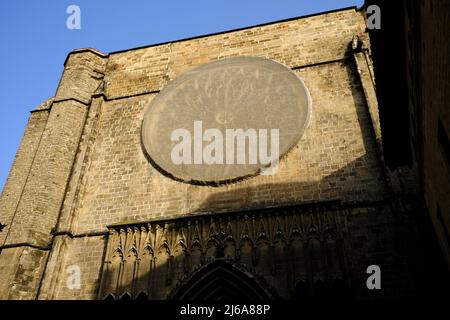 Glasfenster in der Basílica de Santa Maria del Pi in Barcelona, Spanien, in Reparatur Stockfoto