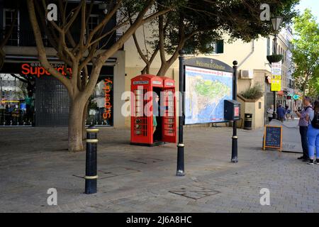 Straßenszene in Gibraltar mit einer alten Telefonzelle Stockfoto