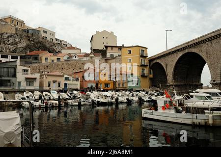 Die Boote legten in einem kleinen Marina-Gebiet in Marseille, Frankreich, an Stockfoto