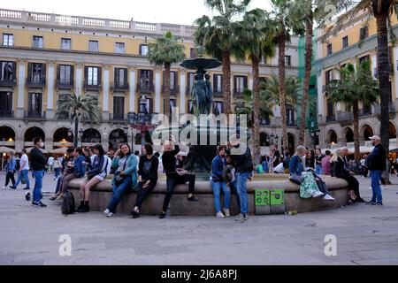Touristen entspannen sich in Placa Reial an der Las Ramblas in Barcelona, Spanien Stockfoto