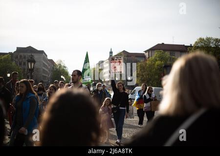 Am 29. April 2022 versammelten sich etwa 245 Menschen in München, Deutschland, um gegen ein Embargo gegen Öl und Gas aus Russland zu protestieren. Fridays for Future organisierte die Demonstration. (Foto von Alexander Pohl/Sipa USA) Stockfoto