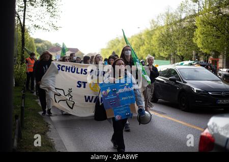 Am 29. April 2022 versammelten sich etwa 245 Menschen in München, Deutschland, um gegen ein Embargo gegen Öl und Gas aus Russland zu protestieren. Fridays for Future organisierte die Demonstration. (Foto von Alexander Pohl/Sipa USA) Stockfoto