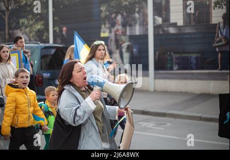 Am 29. April 2022 versammelten sich etwa 245 Menschen in München, Deutschland, um gegen ein Embargo gegen Öl und Gas aus Russland zu protestieren. Fridays for Future organisierte die Demonstration. (Foto von Alexander Pohl/Sipa USA) Stockfoto