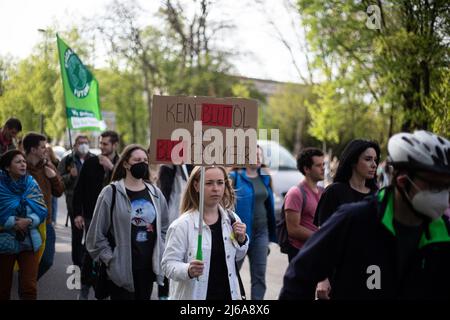 Am 29. April 2022 versammelten sich etwa 245 Menschen in München, Deutschland, um gegen ein Embargo gegen Öl und Gas aus Russland zu protestieren. Fridays for Future organisierte die Demonstration. (Foto von Alexander Pohl/Sipa USA) Stockfoto