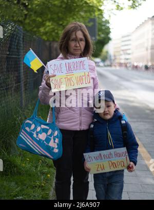 Am 29. April 2022 versammelten sich etwa 245 Menschen in München, Deutschland, um gegen ein Embargo gegen Öl und Gas aus Russland zu protestieren. Fridays for Future organisierte die Demonstration. (Foto von Alexander Pohl/Sipa USA) Stockfoto